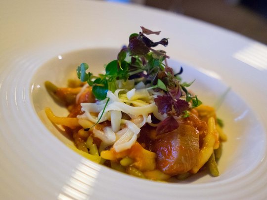 Familienhotel in Sterzing: hoi und herzlich willkommen! Pasta mit Tomatensauce, Kartoffeln und frischen Kräutern auf weißem Teller