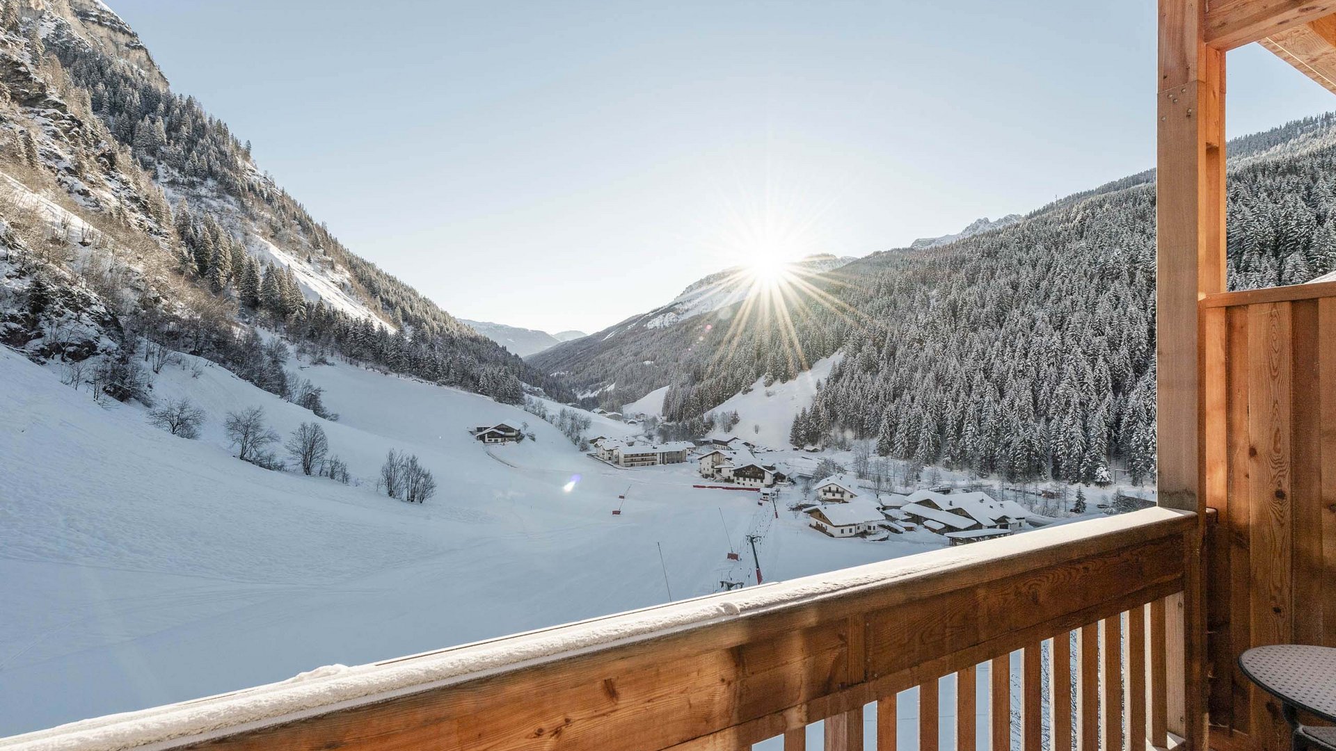 Familienhotel in Sterzing: hoi und herzlich willkommen! Sonnenaufgang über verschneitem Tal mit Bergpanorama vom Balkon aus gesehen