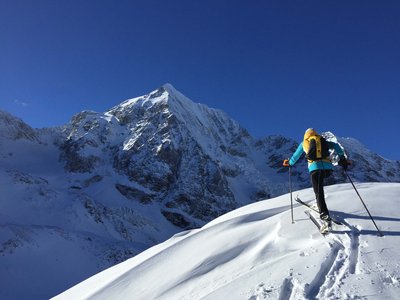 Hotel in Ladurns – perfekt für den Winterurlaub! Skifahrer beim Aufstieg auf schneebedecktem Berg unter klarem blauem Himmel