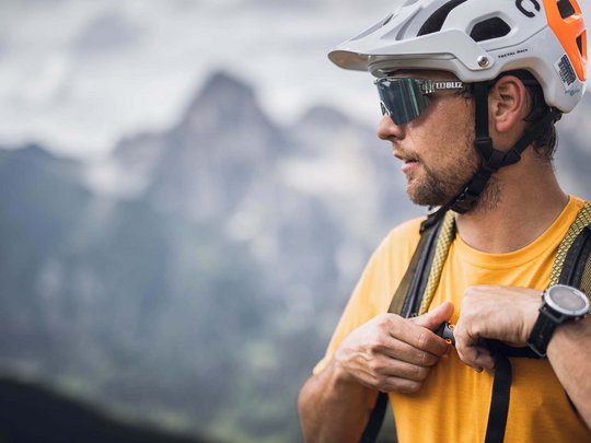 Pflerschtal: accommodation for biking holidays Man with helmet and backpack in front of mountain landscape